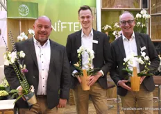 The guys from Van Nifterik Jeroen Dunant, Johan van Eckeveld and Rene Ratterman showed their newest concept. With this new concept they want to give customers added value to their product by decorating it with dried flowers.